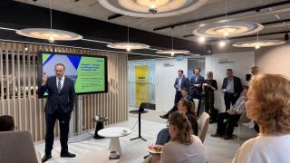 Kuvassa kaupunginjohtaja Pekka Timonen Aviapoliksen alueen kehityskokouksessa