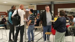 Kohtaantotapahtuman osallistujia keskustelemassa Varian aulatilassa