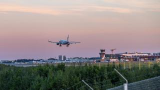 Lentokone nousemassa ilmaan Helsinki-Vantaan lentokentältä.