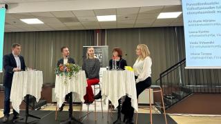 HEVi vaikuttavuusseminaarin 25.4.2024 paneelikeskustelu. 