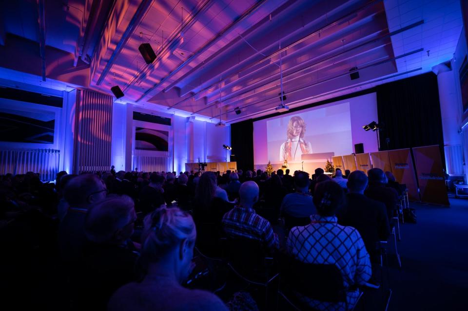 Vantaan elinkeinopäivä 2022. Paljon yleisöä ja lavalla on ministeri Tytti Tuppurainen.
