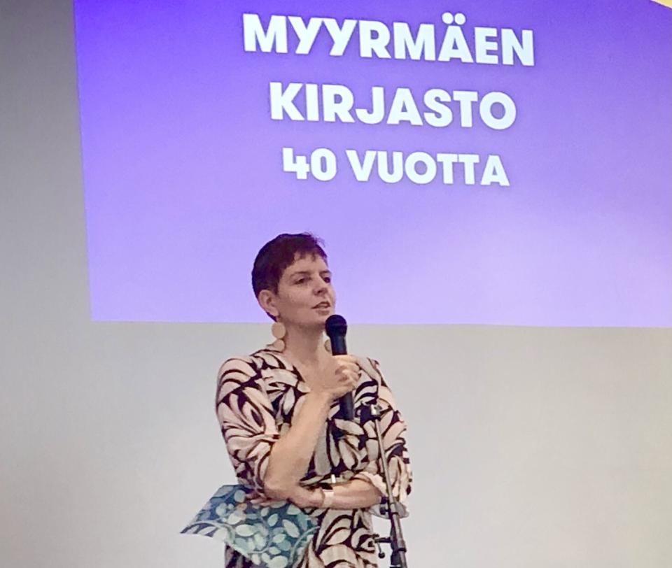 Riika Åstrand Myyrmäen kirjaston 40-vuotisjuhlissa