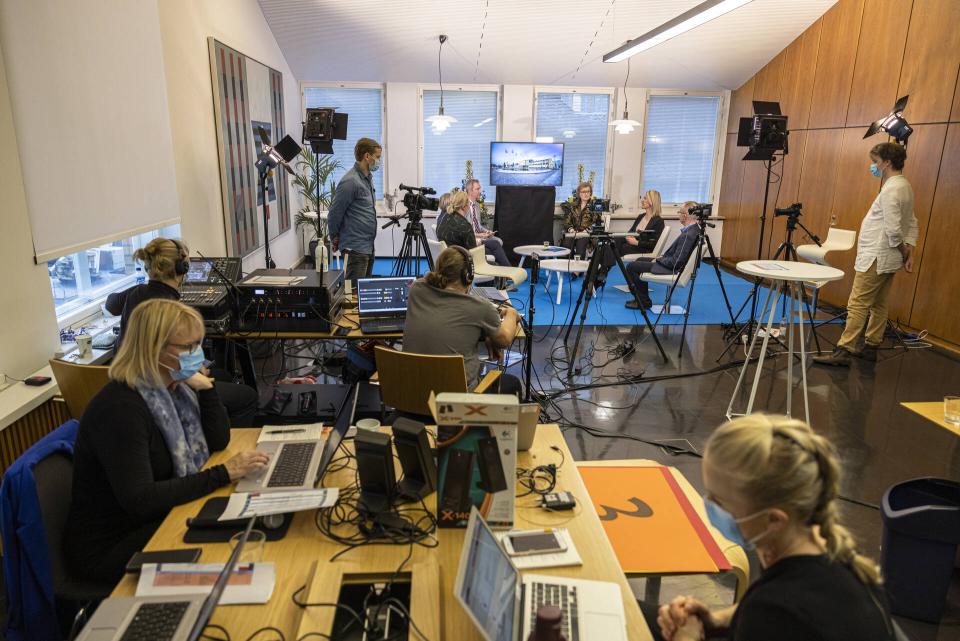 Ihmisiä ja paljon erilaisia kuvauslaitteita ennen livelähetyksen alkamista. 